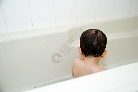 在浴缸里洗澡的男婴背景图片