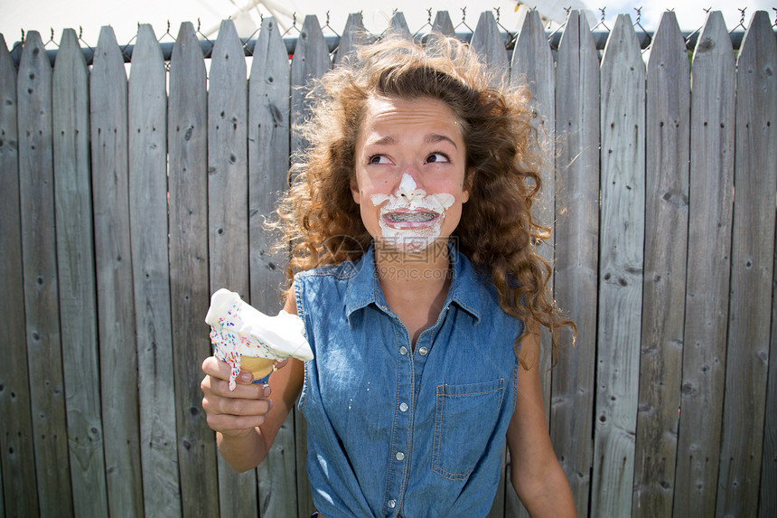 脸上涂了冰淇淋的少女图片