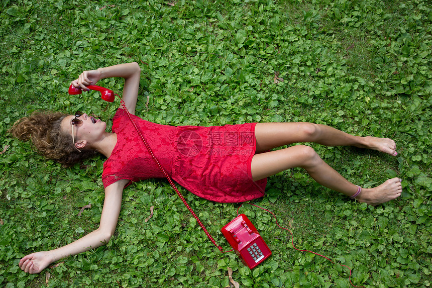 躺在草地上的少女图片