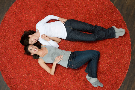 躺在红色地毯上的人图片