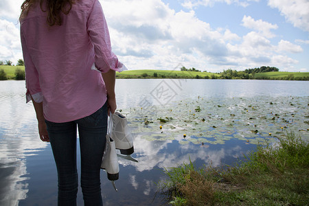 在湖边站着的少女图片
