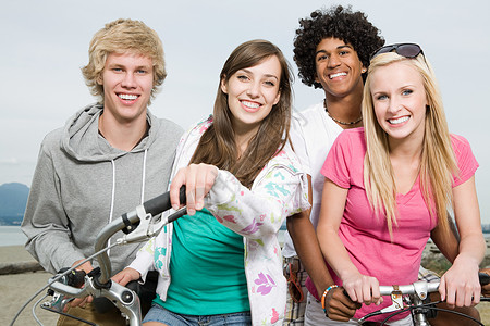 骑自行车的郊游的青少年们高清图片
