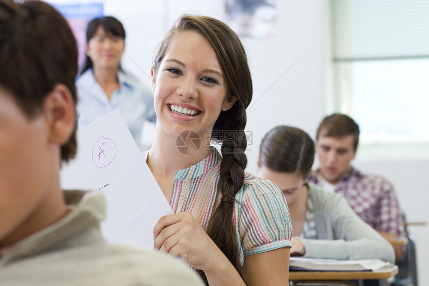 考试成功的女中学生图片