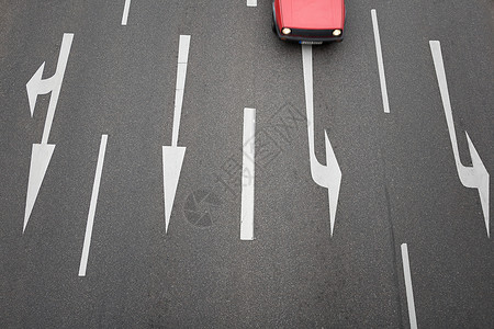 道路上的箭头标志背景图片