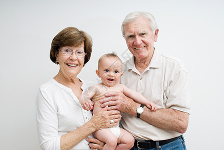 抱着孙子的祖父母图片