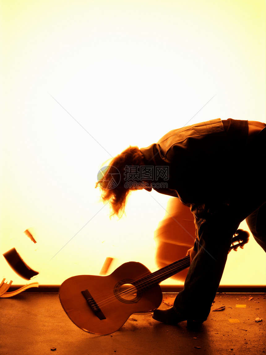 男子击碎吉他图片
