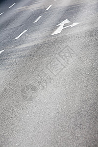 道路上的箭头标志图片
