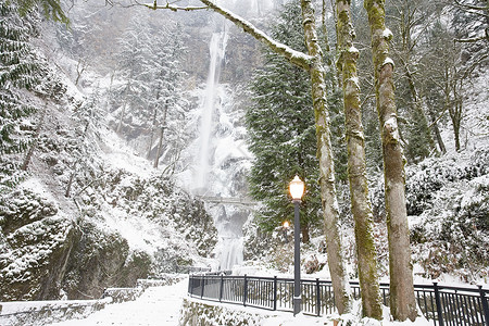 穆尔特诺马瀑布的雪景背景图片