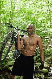 在森林里骑自行车的男子图片