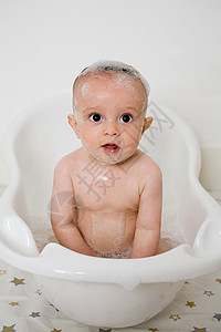 婴儿在洗澡图片
