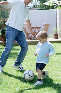 踢足球的父子俩背景图片