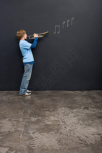 粉笔铅笔画吹喇叭的男孩背景
