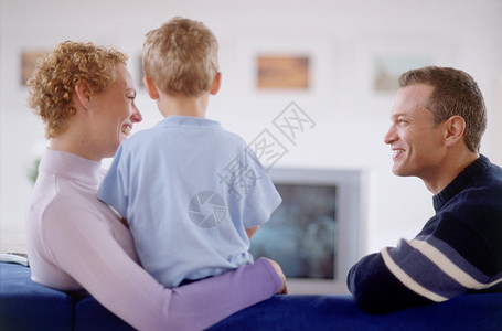 看电视的一家人图片
