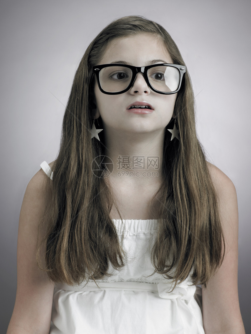 戴眼镜的女孩图片