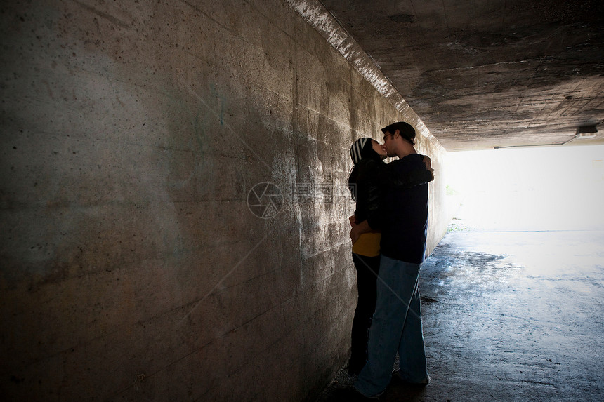 在隧道里接吻的情侣图片
