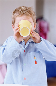 男孩喝茶图片