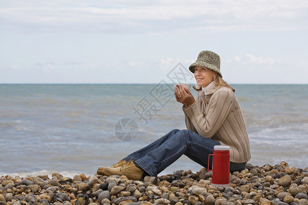 在海边喝酒的女人图片
