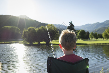 美国犹他州华盛顿州立公园后视图小男孩钓鱼背景图片