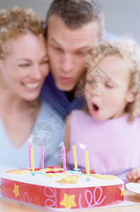 带生日蛋糕的家人图片