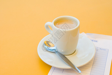 咖啡杯和账单图片