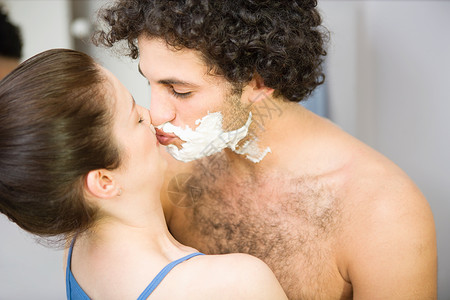 女人用剃须泡沫吻男人背景图片