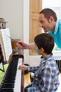 父亲教儿子弹钢琴图片