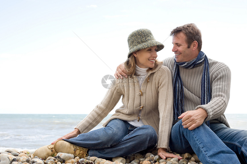 卵石滩上的情侣图片