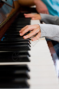外国钢琴素材弹钢琴的女孩背景