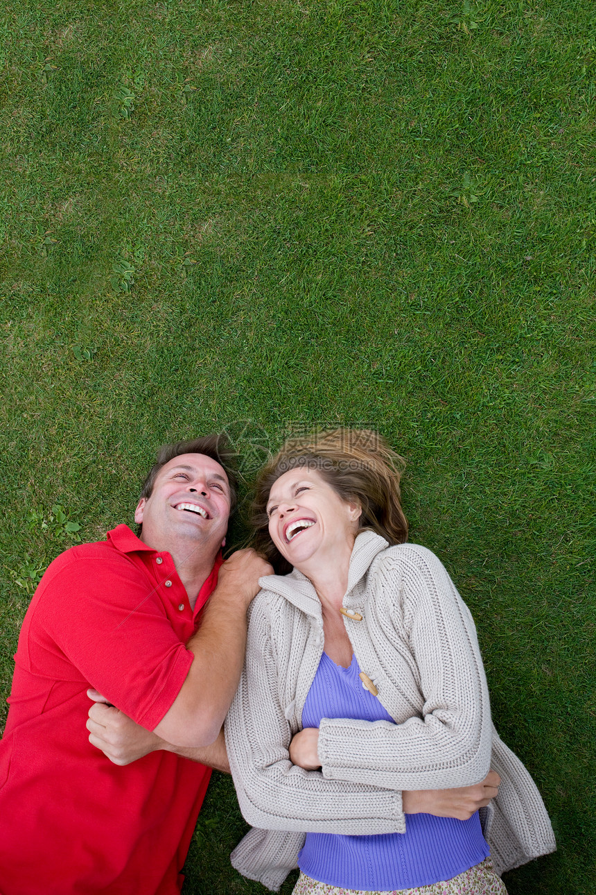一对躺在草地上的夫妇图片
