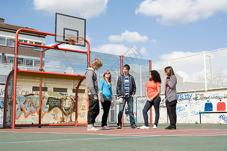 街头篮球涂鸦篮球场上的青少年背景