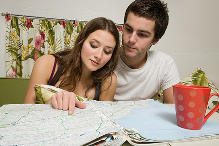 一对年轻夫妇在看地图图片