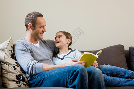 爸爸和女儿一起读书图片