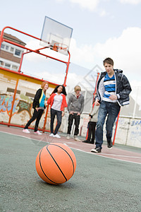 篮球场的青少年背景图片