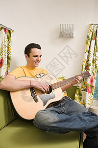 弹吉他的十几岁男孩图片