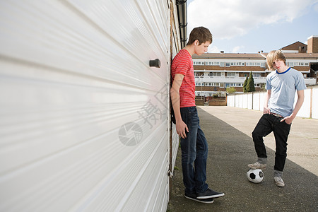 十几岁的男孩踢足球图片