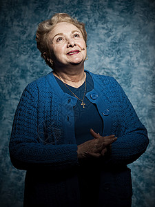 快乐的老年妇女的肖像图片