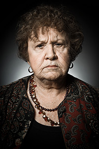 愤怒的老妇人的肖像图片