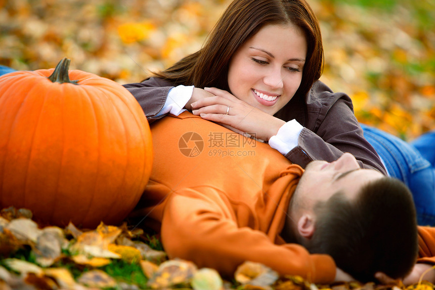 躺在树叶上的年轻夫妇图片