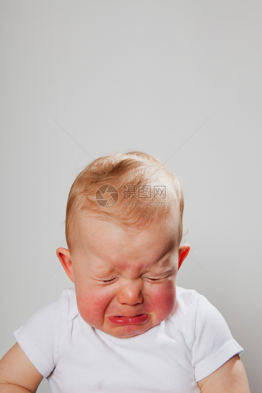 在哭的男婴图片