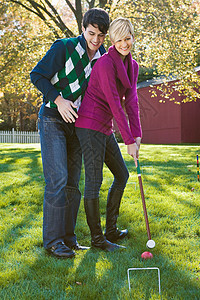 玩槌球的年轻夫妇图片