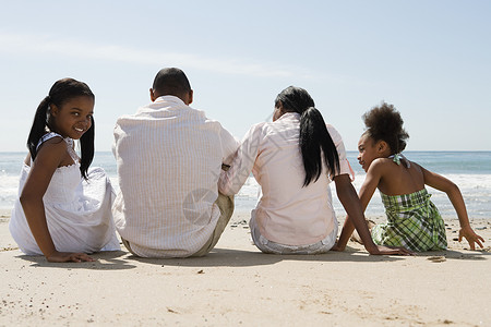 海滩上的非裔美国人家庭图片