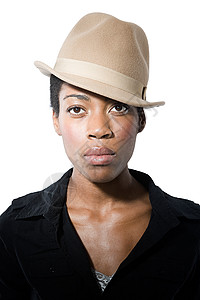 一位戴着软呢帽的年轻女子的肖像图片