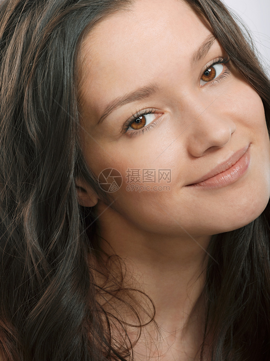 年轻黑发女人的肖像图片