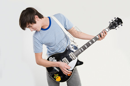 弹吉他的十几岁男孩图片
