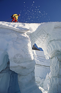 科尔曼冰川雪桥登山者高清图片