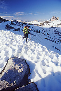 内华达山脉的登山者背景图片