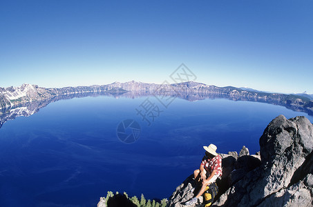 火山口湖徒步旅行者高清图片