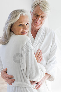 一对身着浴袍的中年夫妇图片
