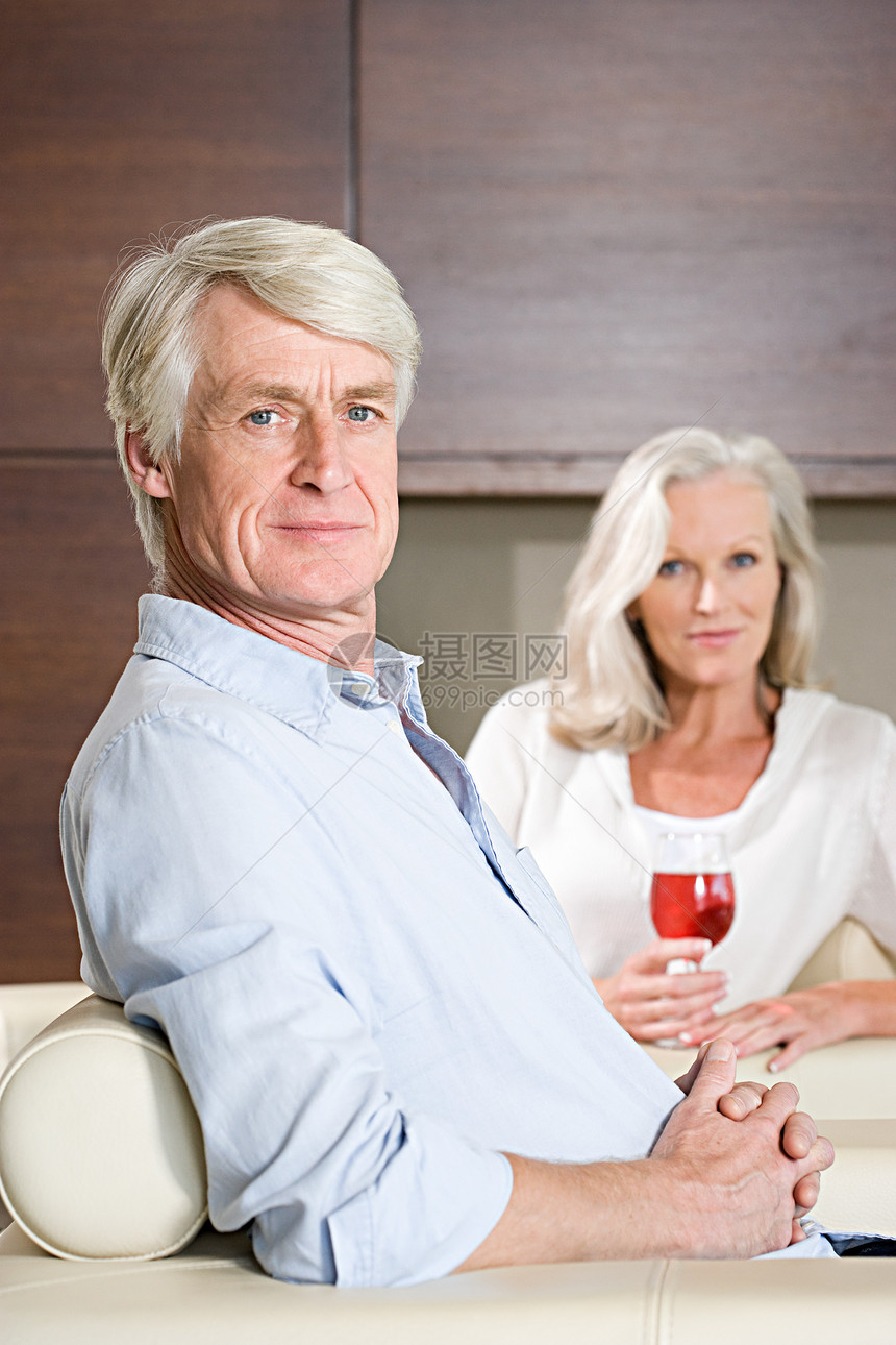 一对中年夫妇喝酒放松图片