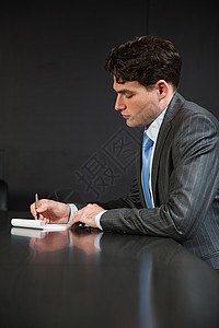 在会议室做笔记的商人图片